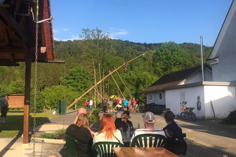 Maibaum aufstellen